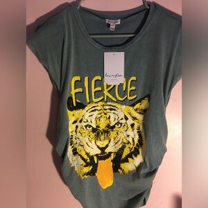 NWT padded cap sleeve t-shirt with ruched sides by Love Fire, Size Junior XL